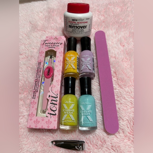 Sally Hansen Xtreme Wear Nail Polish Set with Tweezers and Nail File - Picture 1 of 4